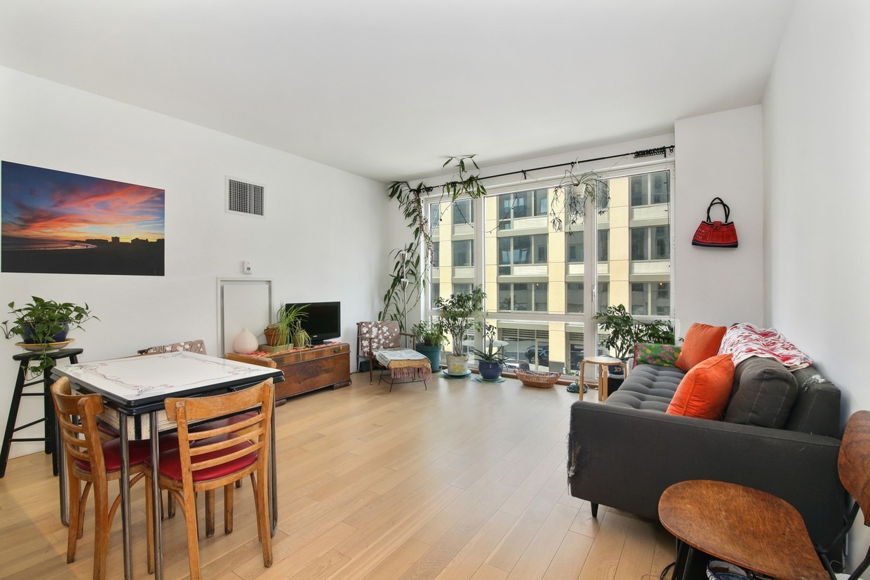 Primary Photo - 34 N 7th St