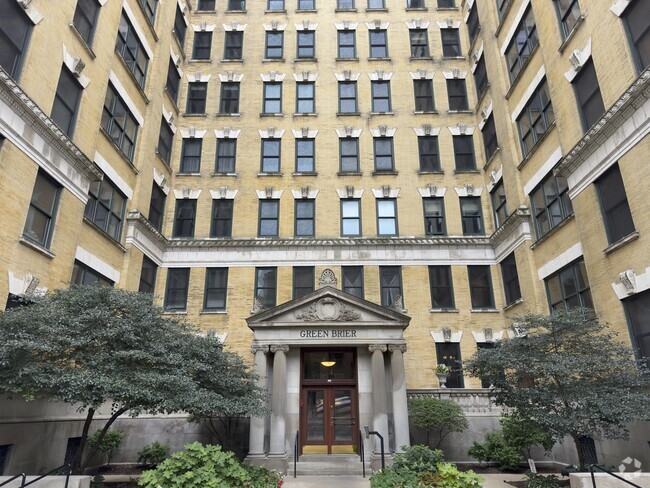 Building Photo - 559 W Surf St