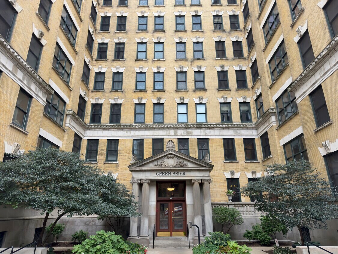 Primary Photo - 559 W Surf St