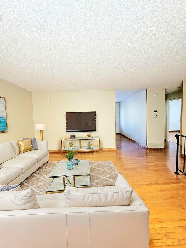 MOVE IN SPECIAL! 4 Bedrooms • Big Backyard... - MOVE IN SPECIAL! 4 Bedrooms • Big Backyard...
