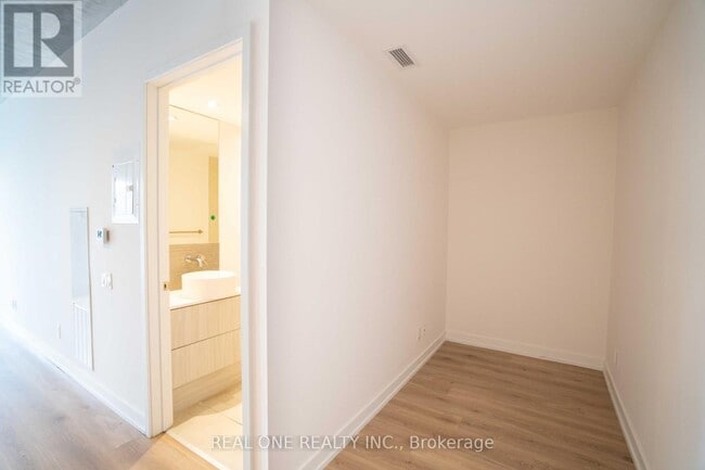 Building Photo - 161 Roehampton Ave