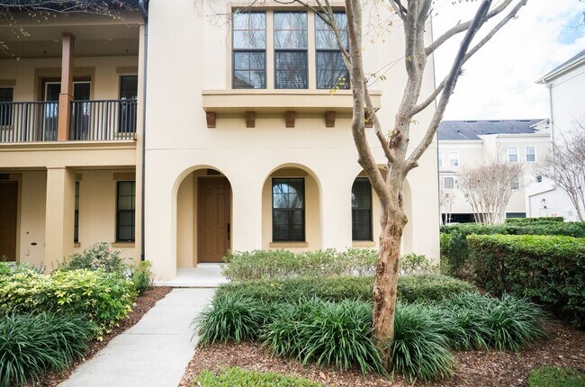 Foto del edificio - Updated Luxurious 3-Story Mediterranean To...