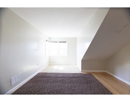 Foto del edificio - 38 Farmland Rd