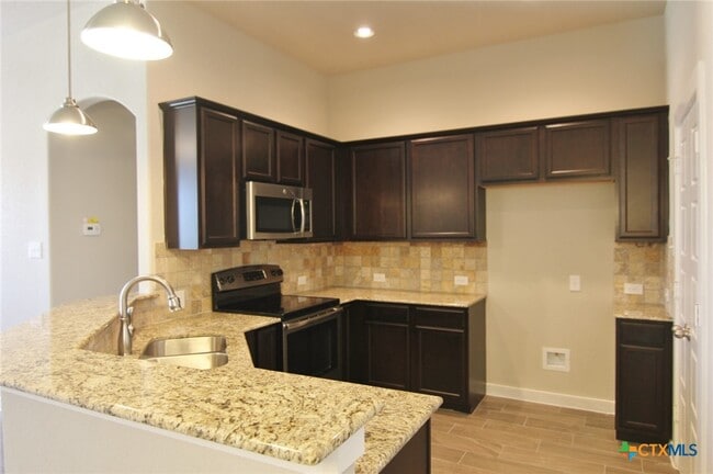 Building Photo - 553 Creekside Frst