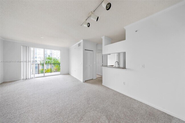Foto del edificio - 17145 N Bay Rd