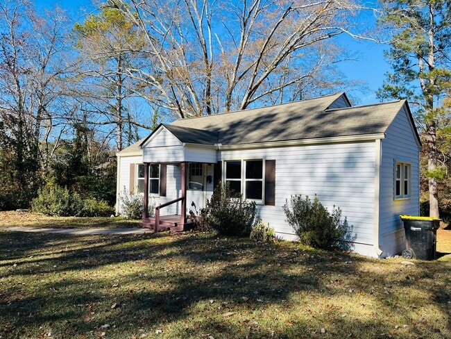 Building Photo - Wow! Renovated 3 bedroom home in Fairburn! Must See!