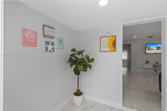 Building Photo - 1498 NE 175th St