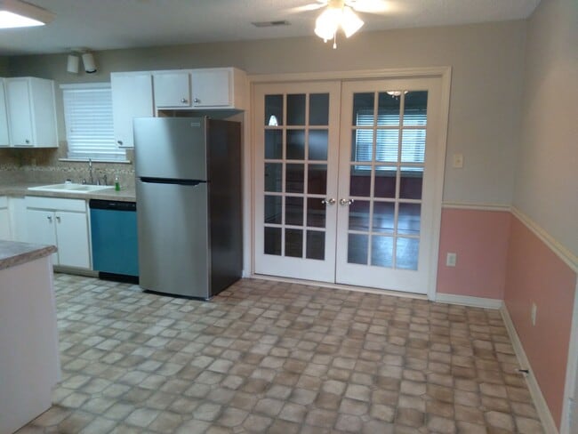 Building Photo - Cute 3 bedroom, 2 bath house with garage a...