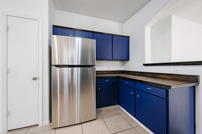 Building Photo - 619 N 70th Ave