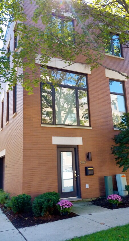 Primary Photo - 435 W Blackhawk St