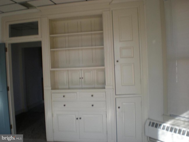 Building Photo - 208 E Market St