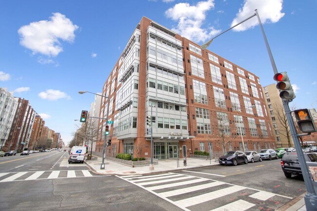Foto del edificio - Logan Circle! //Professionally Managed & Recently Renovated // Studio  // Open Floor-Plan in a Mo...