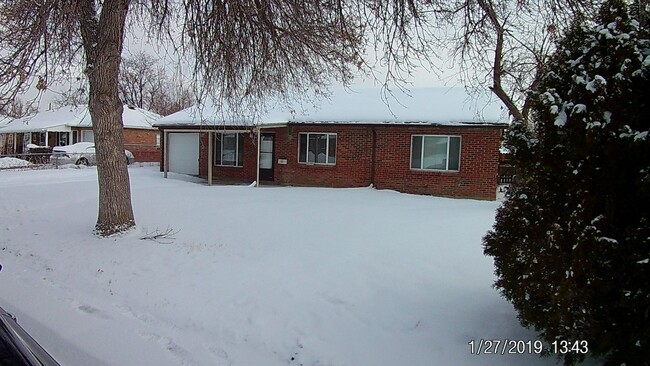 Building Photo - Spacious 3 bedroom 2 bath house with large...