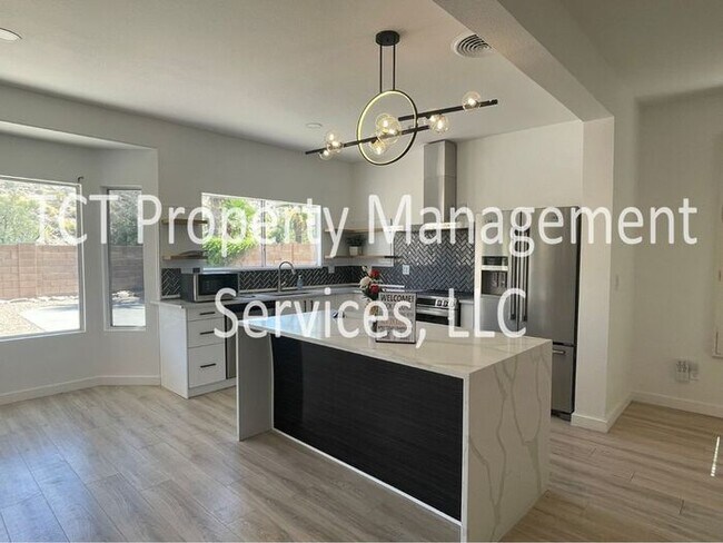 Foto del edificio - Stunning 4 Bedroom with Desert View!