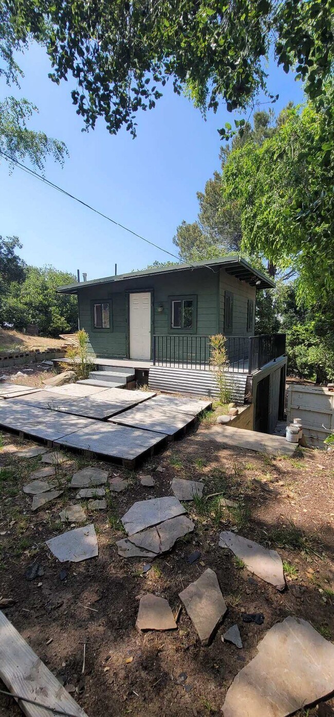 Foto del edificio - 6780 Santa Susana Pass Rd