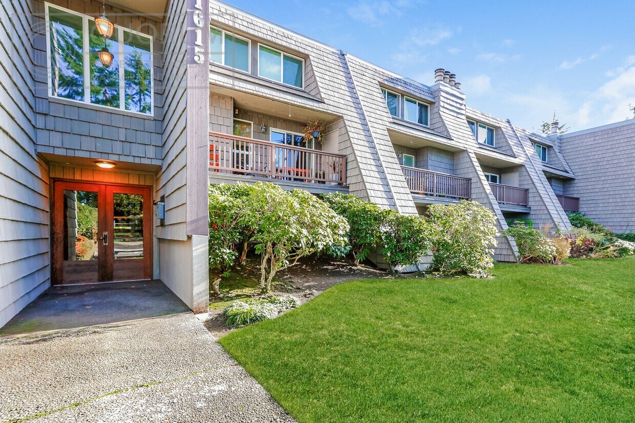 Foto principal - 3 Bed 2 Bathroom Edmonds Condo!