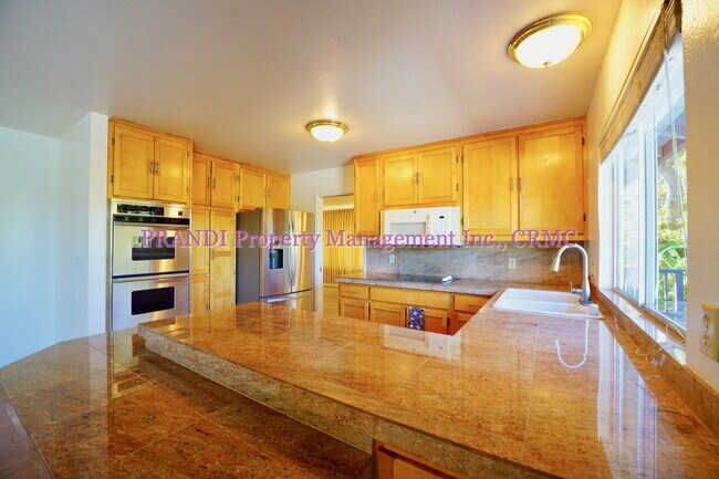Foto del edificio - Private and Spacious Novato Home with 3 Ca...