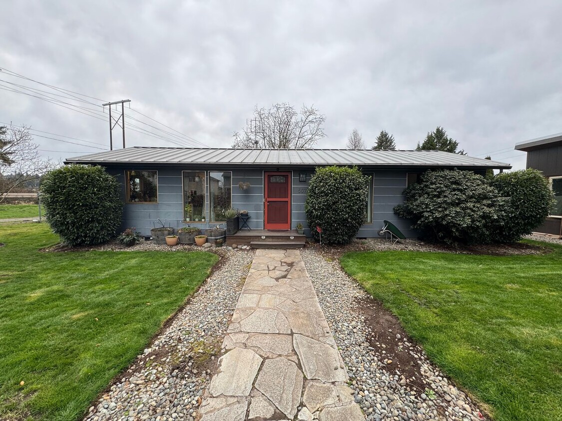 Foto principal - Updated 2 Bedroom/2 Baths Home in Quiet Ne...