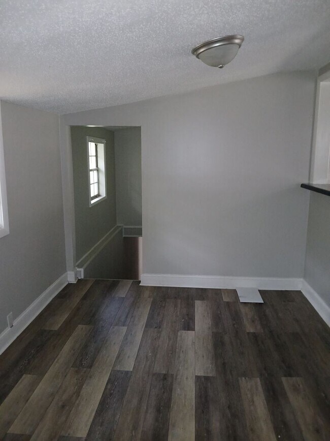 Foto del edificio - PRICE REDUCED! AVAILABLE NOW!