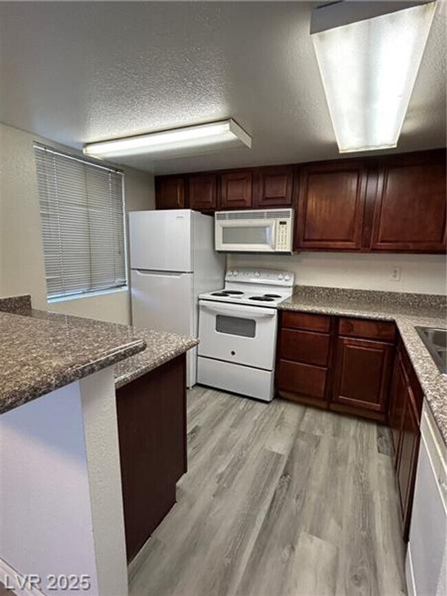 Building Photo - 2 Bedroom Condo in Guard Gated Community