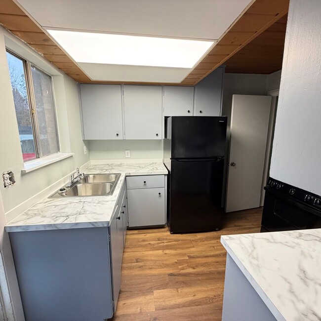 Building Photo - Remodeled - Two Bedroom Townhome on the NE Side of Grand Rapids