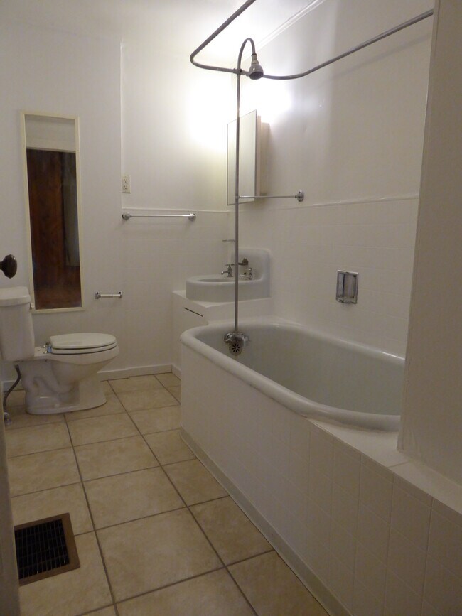 Bathroon - 4000 Bryant St