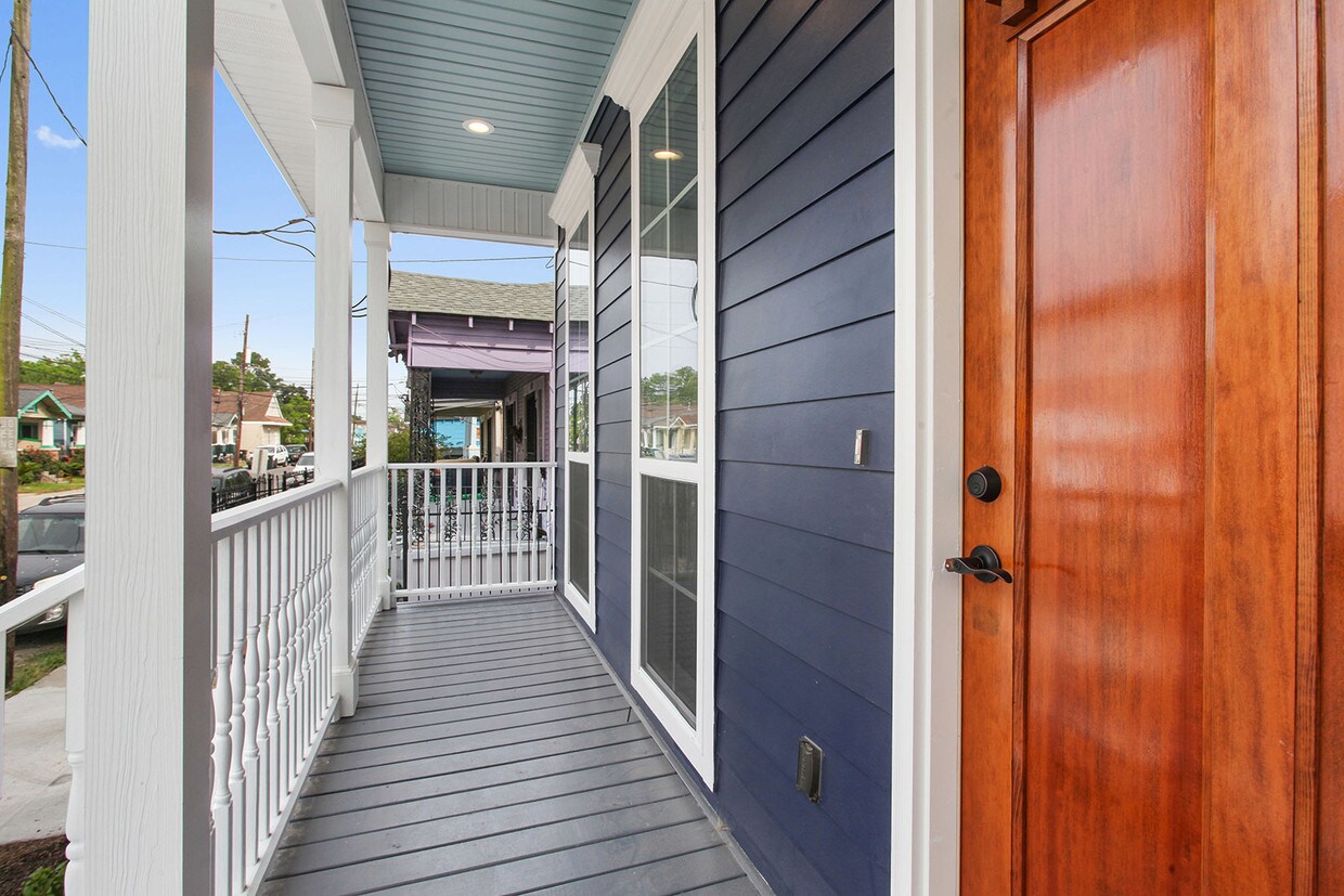 great front porch - 8426 Apple St