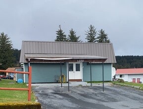 Building Photo - 1220 Purtov St