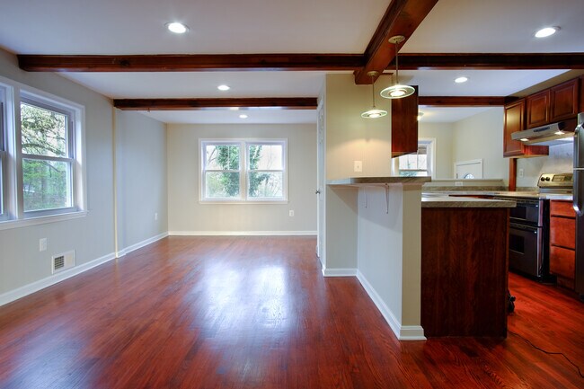 Building Photo - 493 Riverside Dr