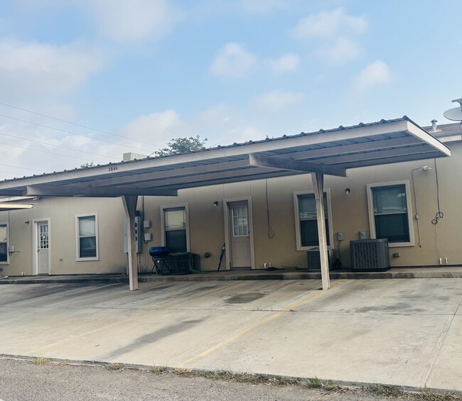 Building Photo - 3044 Regal Dr