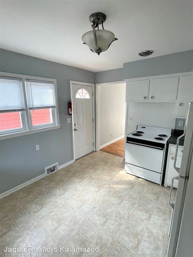 Foto del edificio - 3 br, 1 bath House - 804 Weaver Ave