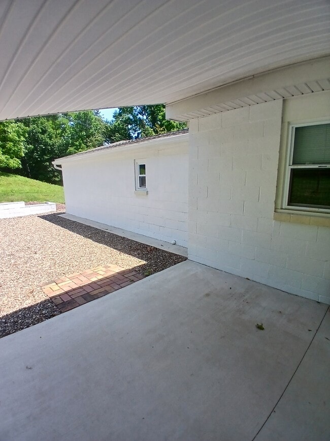 Building Photo - 1340 Stone Glen Rd