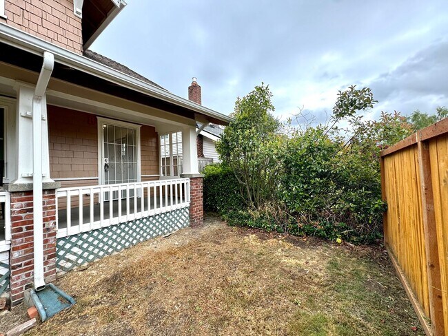 Foto del edificio - Charming 3-Bedroom Duplex in Tacoma