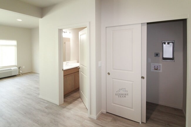 Building Photo - 3 bedroom, 2 bath in apartment home in Oth...