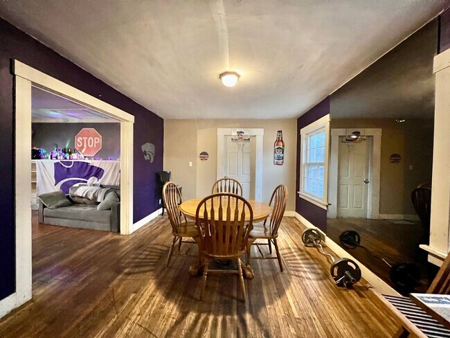 Foto del edificio - Pre-Leasing 5 Bed 3 Bath Close to Aggieville!