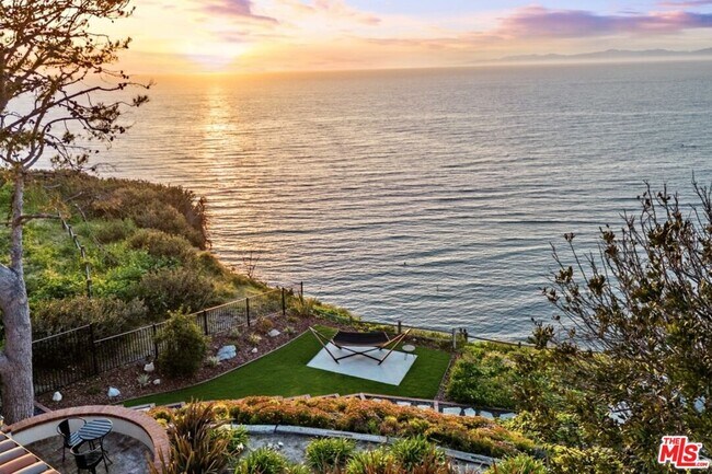 Foto del edificio - 1115 Palos Verdes Dr W