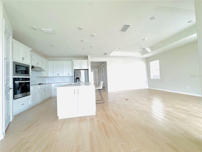 Foto del edificio - 6618 Willow View Ave