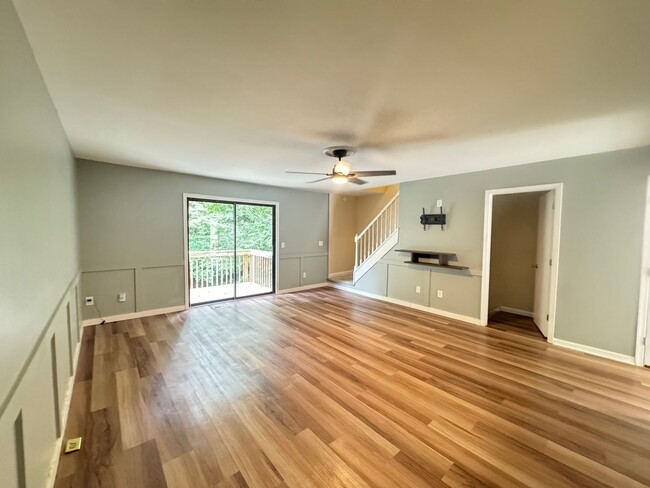 Building Photo - 3 Bedroom, 2 Bath End Unit Townhouse in Ra...