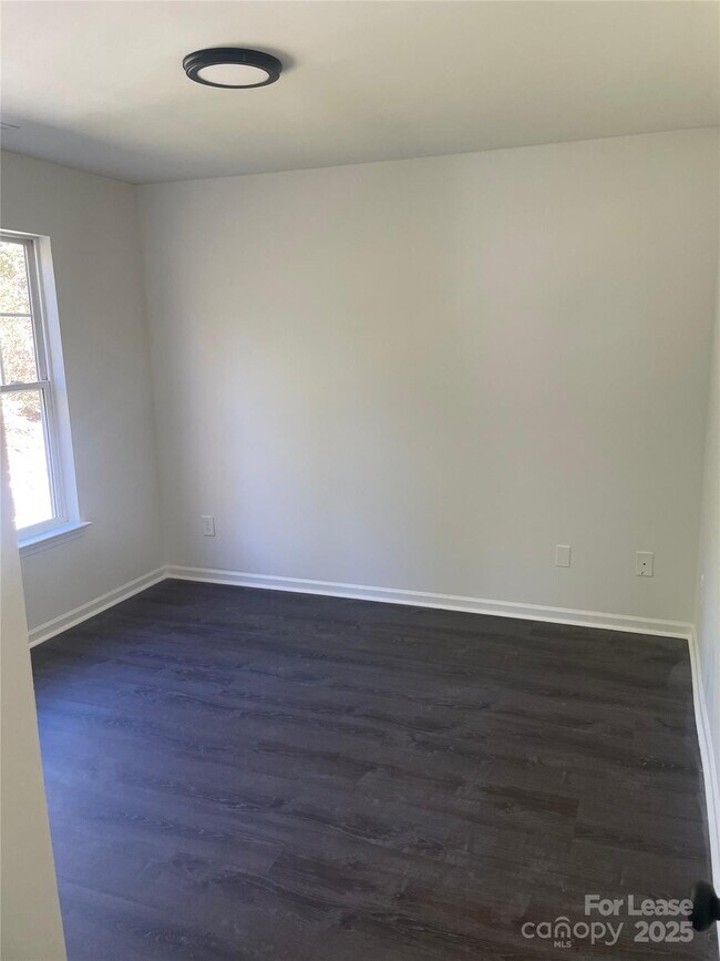 Foto del edificio - 242 Amir Cir