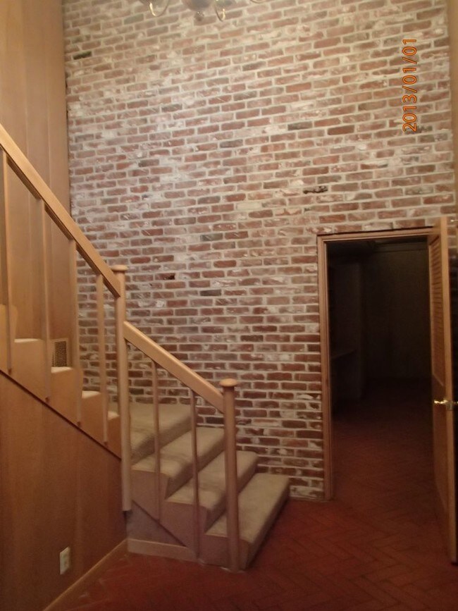 Building Photo - 1060 W Mariposa Ave