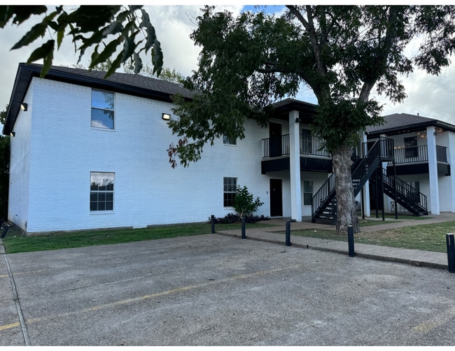 Building Photo - Spacious 4/2 Blocks from Campus!