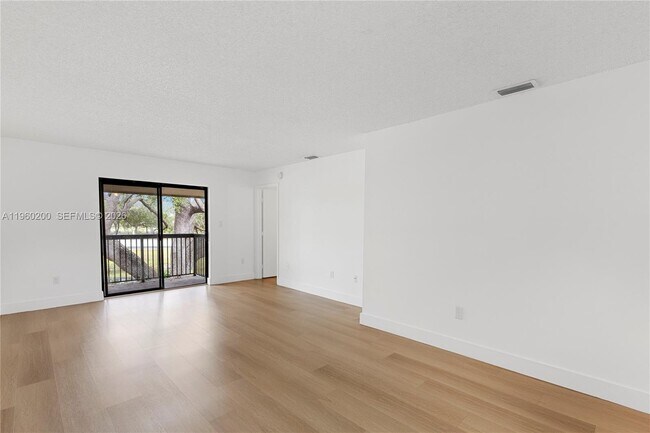 Foto del edificio - 6061 Shaker Wood Cir