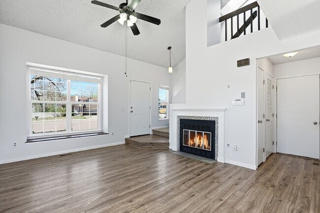 Foto del edificio - $1,840.95, 3-bed, 1.5-bath, located in Colorado Springs with a large backyard.