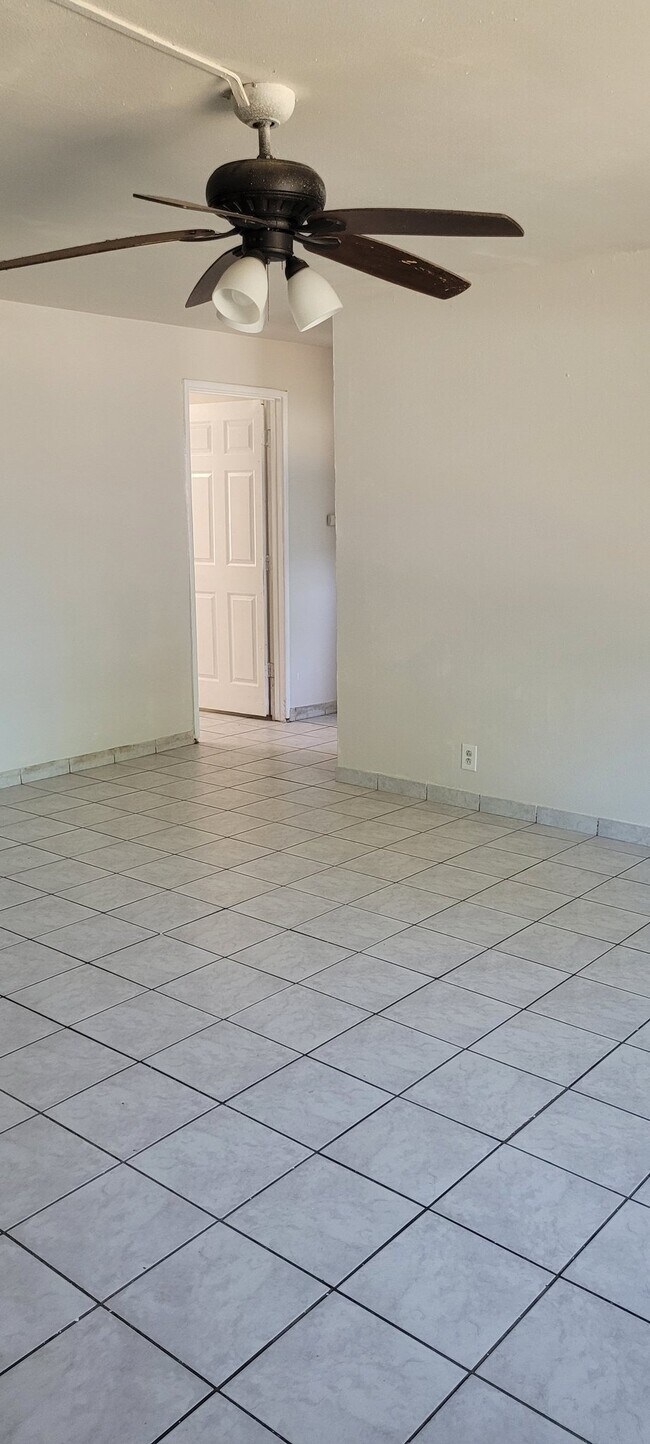 Building Photo - 1852 Robin Ln
