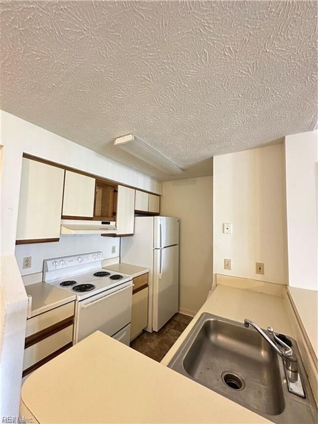 Building Photo - 2 Bedroom 1 Bath Condo