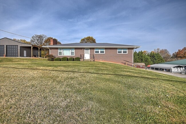 Foto del edificio - 3 Bedroom / 2 Bath Brick Home with drive under garage