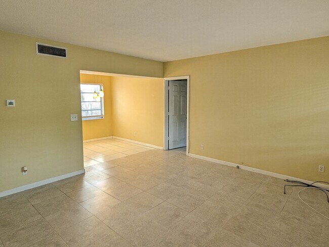 Foto del edificio - 2451 NE 49th St