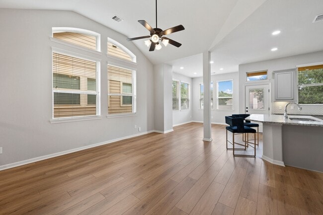 Foto del edificio - 18554 Jasmine Garden Pl