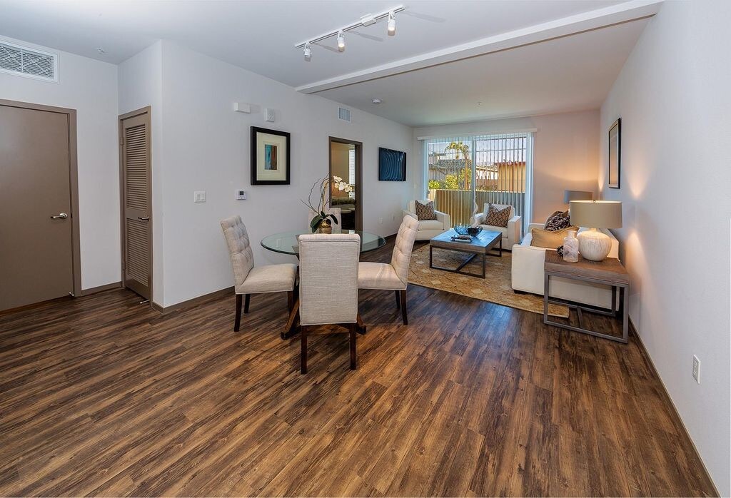 Foto principal - 8935 Orion Ave