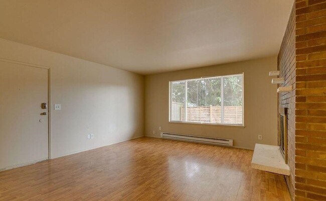 Foto del edificio - AVAILABLE NOW! 2 Bedroom Apartment Magnolia w/ Fireplace & Parking!